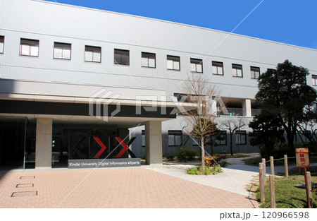 近畿大学のキャンパス Digital Informatics Experts 120966598
