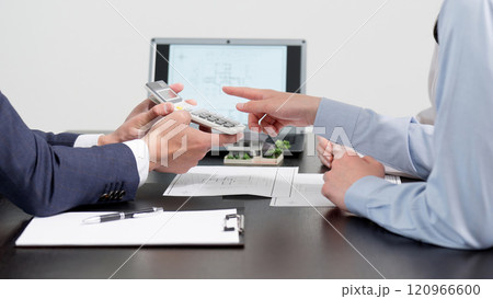 不動産の見積額を確認する男性 120966600