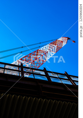 工事中のクレーンと青空 東京都 東村山駅高架化工事 2024.11 a-2 高彩度コントラスト 工事中のクレーンと青空 東京都 東村山駅高架化工事 2024.11 a-2 高彩度コントラスト 120966804