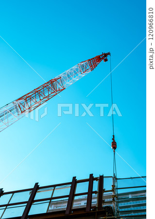 工事中のクレーンと青空 東京都 東村山駅高架化工事 2024.11　b-4 ライトカラー 120966810