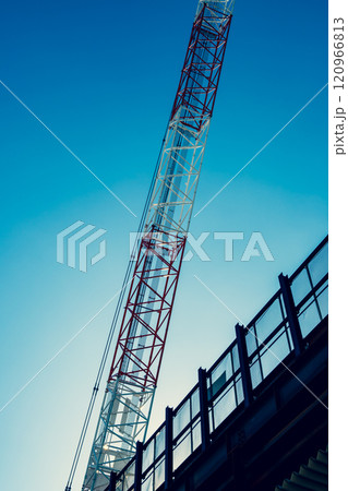 工事中のクレーンと青空 東京都 東村山駅高架化工事 2024.11　c-3 暖色寒色強調 120966813