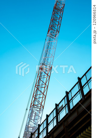 工事中のクレーンと青空 東京都 東村山駅高架化工事 2024.11　c-4 ライトカラー 120966814
