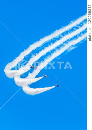 ブルーインパルス　ライアンブレストロール（入間航空祭） 120966835