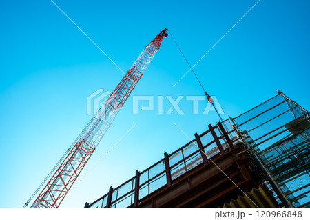 工事中のクレーンと青空 東京都 東村山駅高架化工事 2024.11　d-4 ライトカラー 120966848