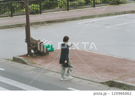駐車場で車の鍵を持つ女性 駐車場で車の鍵を持つ女性 120966862