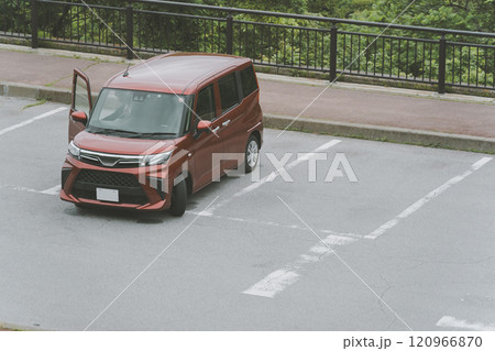 駐車場に停めた車に乗り込む女性 駐車場に停めた車に乗り込む女性 120966870