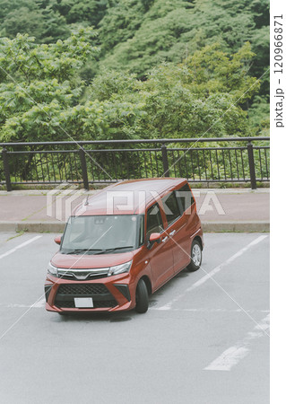 駐車場に停めた車に乗り込む女性 駐車場に停めた車に乗り込む女性 120966871