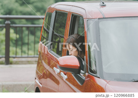 駐車する若い女性 120966885