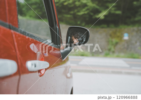 雨の水滴でサイドミラーが見えない 120966888