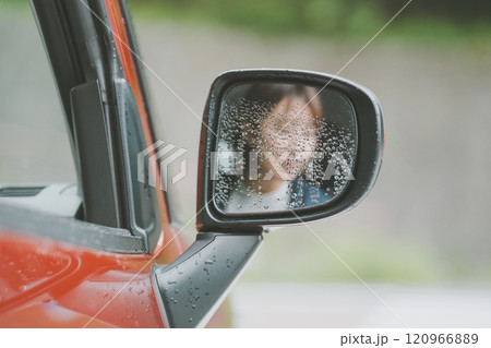 車のサイドミラーが雨で見にくい 120966889