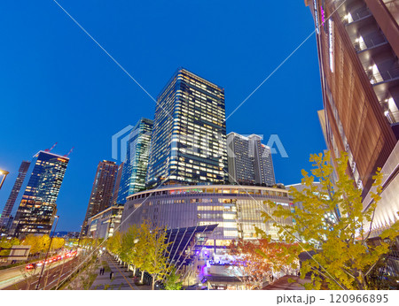 JR大阪駅前 夕暮れの高層ビル (グランフロント大阪 等) 120966895