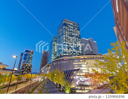 JR大阪駅前 夕暮れの高層ビル (グランフロント大阪 等) 120966896