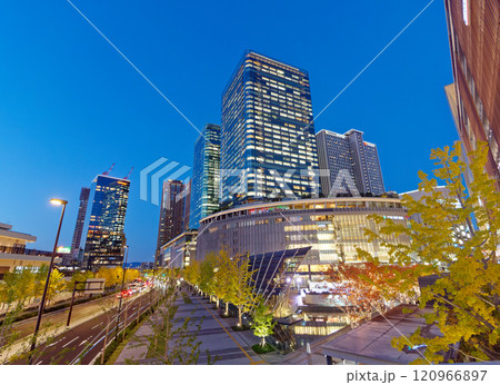 JR大阪駅前 夕暮れの高層ビル (グランフロント大阪 等) JR大阪駅前 夕暮れの高層ビル (グランフロント大阪 等) 120966897