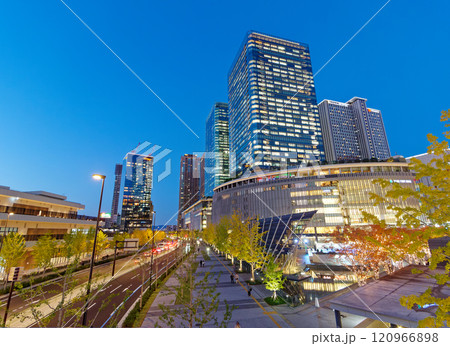 JR大阪駅前 夕暮れの高層ビル (グランフロント大阪) 120966898