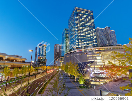 JR大阪駅前 夕暮れの高層ビル (グランフロント大阪) JR大阪駅前 夕暮れの高層ビル (グランフロント大阪) 120966901