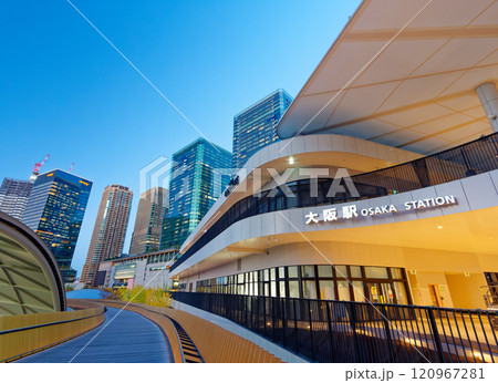 夕暮れのJR大阪駅 うめきたエリアと高層ビル 120967281