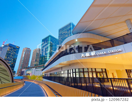 夕暮れのJR大阪駅 うめきたエリアと高層ビル 夕暮れのJR大阪駅 うめきたエリアと高層ビル 120967282
