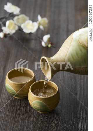 お猪口に注がれる日本酒イメージ お猪口に注がれる日本酒イメージ 120967285