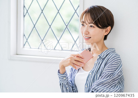 スマホを操作するミドル女性。 120967435