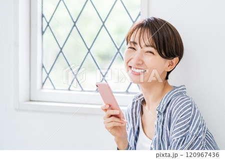 スマホを操作するミドル女性。 120967436