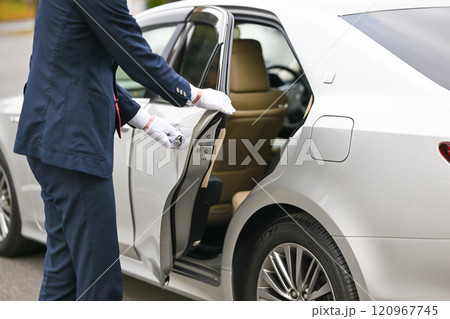 車の後部ドアを開ける運転手 120967745