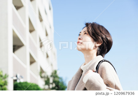 屋外を歩くコート姿の女性 屋外を歩くコート姿の女性 120967936
