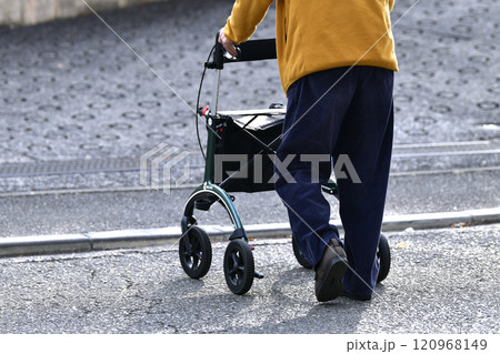 日本の横浜都市景観　段差や坂道…高齢化社会…人生とは…＝横浜市内 120968149