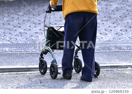 日本の横浜都市景観　段差や坂道…高齢化社会…人生とは…＝横浜市内 120968150