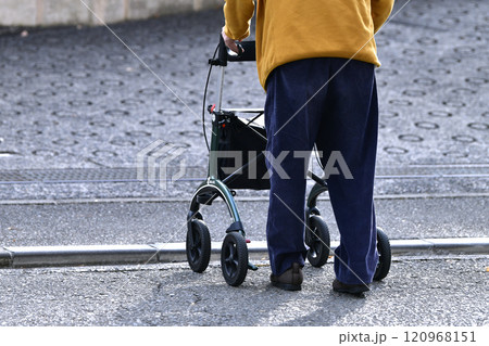 日本の横浜都市景観　段差や坂道…高齢化社会…人生とは…＝横浜市内 120968151