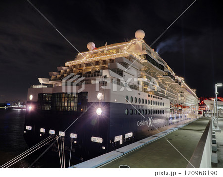 神戸港に停泊中の豪華客船セレブリティミレニアム 120968190