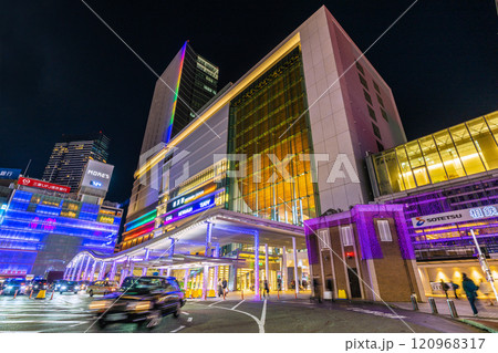 日本の横浜都市景観 師走。ライトアップされた横浜駅や大屋根などを望む＝12月8日 120968317