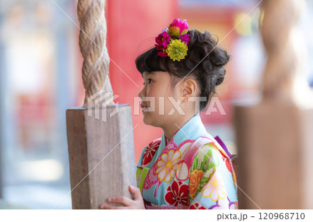 境内で参拝する七五三の7歳の女の子 120968710