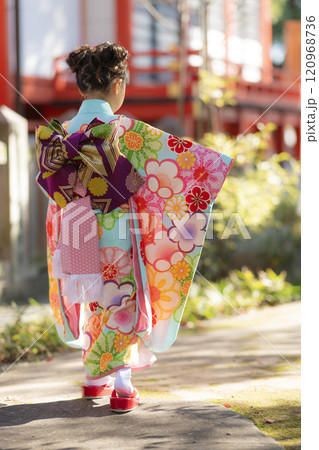 神社の境内を歩く七五三着物姿の女の子の後ろ姿 神社の境内を歩く七五三着物姿の女の子の後ろ姿 120968736