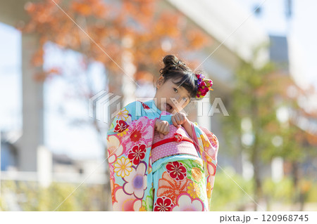 公園で笑顔を見せる七五三の着物姿の女の子 120968745
