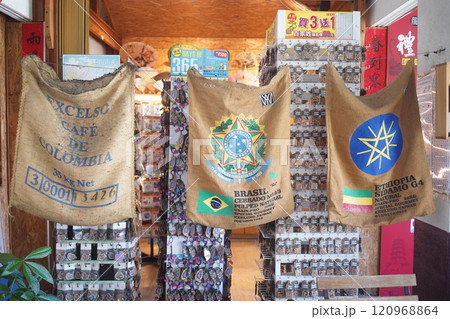 蓮池潭のカフェ入り口のインテリア 120968864