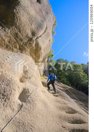 千葉の高宕山、熟達者コースの岩壁下を登る登山者 千葉の高宕山、熟達者コースの岩壁下を登る登山者 120969084