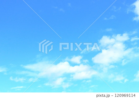 青空と白い雲・背景素材 120969114
