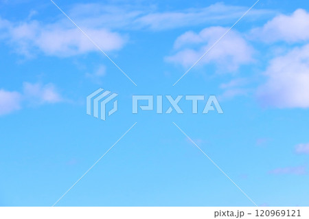 青空と白い雲・背景素材 青空と白い雲・背景素材 120969121
