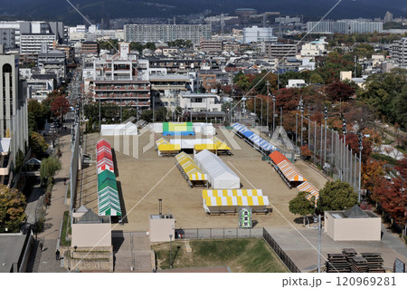 茨木市のおにクルから中央公園で開催中の農業祭を望む 茨木市のおにクルから中央公園で開催中の農業祭を望む 120969281