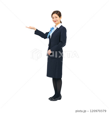 案内する接客業の女性の全身写真 120970379