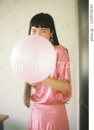 風船を持つ笑顔のピンクのドレス女の子 風船を持つ笑顔のピンクのドレス女の子 120970630