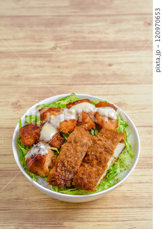 鶏唐揚げとカツの丼 120970653