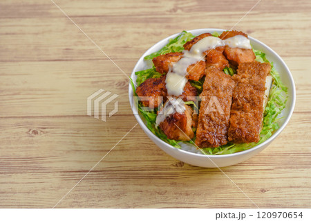 鶏唐揚げとカツの丼 120970654