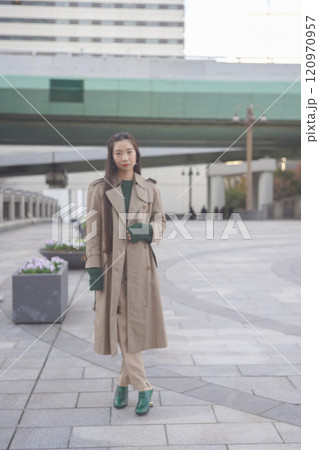 観光を楽しむ若い女性 観光を楽しむ若い女性 120970957