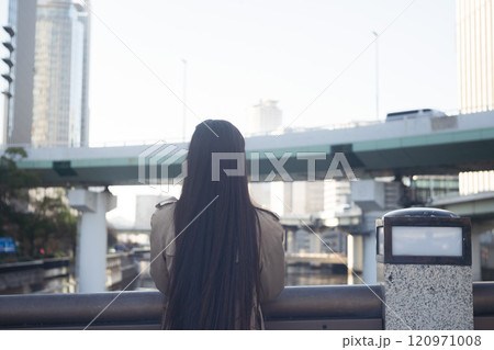 街を眺める女性 街を眺める女性 120971008