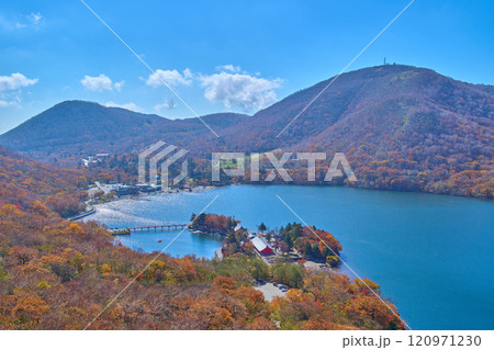 秋の赤城山(黒檜山)の登山道より大沼、赤城神社、地蔵岳方面の眺望 秋の赤城山(黒檜山)の登山道より大沼、赤城神社、地蔵岳方面の眺望 120971230