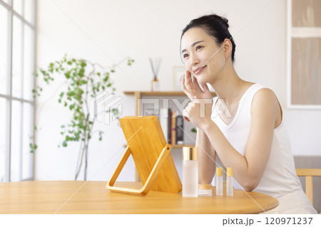 ビューティーイメージ スキンケアをする女性 ビューティーイメージ スキンケアをする女性 120971237