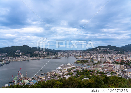 長崎県長崎市　鍋冠山公園展望台から眺める長崎の街 120971258