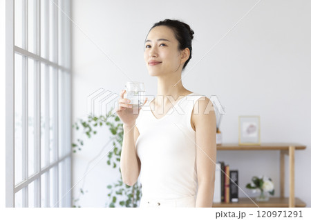 水を飲む女性 120971291