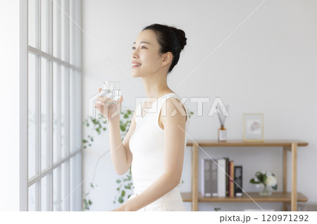 水を飲む女性 120971292